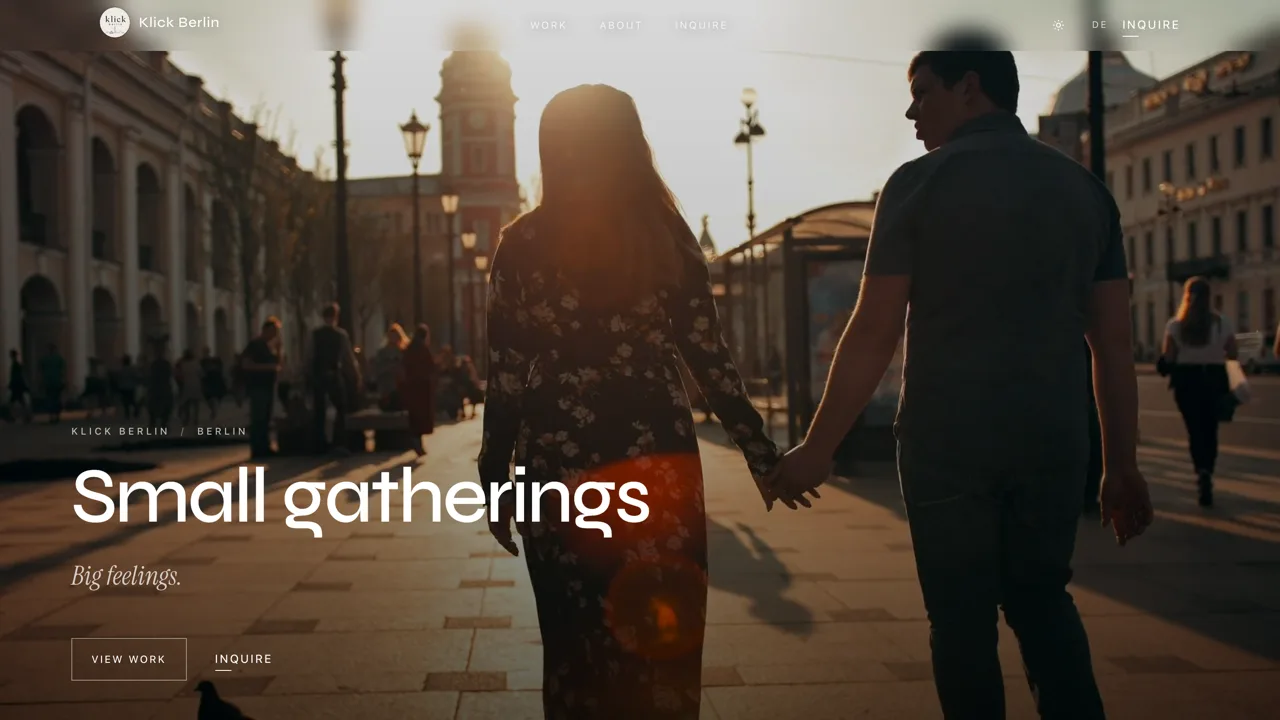 Landing page e Klick Berlin me një çift që ecën në dritën e mbrëmjes